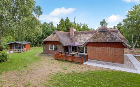 Menard - 1.2Km from the Sea: Dak, Huis, Huis, Verblijf, Deur, Siding, Dek, Veranda, Plank, Hardwood