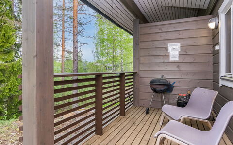 Joutsen: Buitenmeubels, Struik, Huis, Buitentafel, Meubilair, Huis, Tuin, Gazon, Backyard, Landgoed