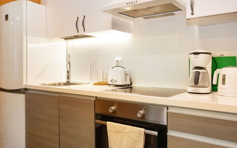 Ahma: Toestel Van De Keuken, Keuken, Countertop, Cabinetry, Major Appliance, Interieur Ontwerp, Meubilair, Flooring, Hout, Huishoudapparatuur