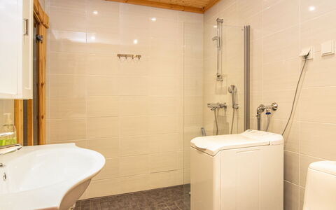 Ahma: Badkamer, Loodgieterswerkinrichting, Flooring, Muur, Verdieping, Interieur Ontwerp, Kraan, Loodgieter, Wastafel, Douche