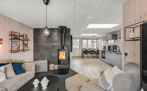 Urda - 50M from the Sea: Interieur Ontwerp, Meubilair, Flooring, Hout, Plafond, Lichte Inrichting, Verdieping, Kamer, Verlichting, Woonkamer