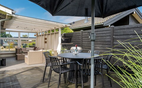 Urda - 50M from the Sea: Meubilair, Hout, Buitenmeubels, Tafel, Buitentafel, Stoel, Flooring, Dek, Veranda, Verdieping