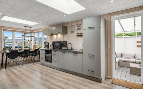 Urda - 50M from the Sea: Flooring, Interieur Ontwerp, Hout, Plafond, Verdieping, Keuken, Meubilair, Appartement, Countertop, Kamer