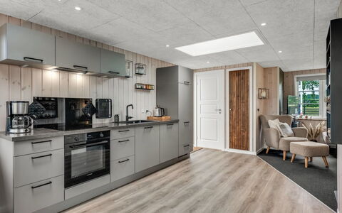Urda - 50M from the Sea: Hout, Plafond, Flooring, Keuken, Interieur Ontwerp, Meubilair, Verdieping, Kamer, Appartement, Countertop
