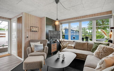 Urda - 50M from the Sea: Hout, Meubilair, Interieur Ontwerp, Bankstel, Flooring, Verdieping, Woonkamer, Plafond, Kamer