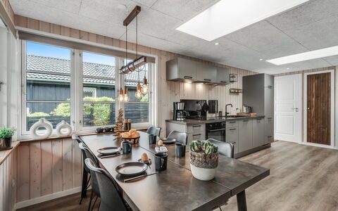 Urda - 50M from the Sea: Hout, Keuken, Countertop, Plafond, Meubilair, Hardwood, Beits, Huishoudapparatuur, Cabinetry, Stoel