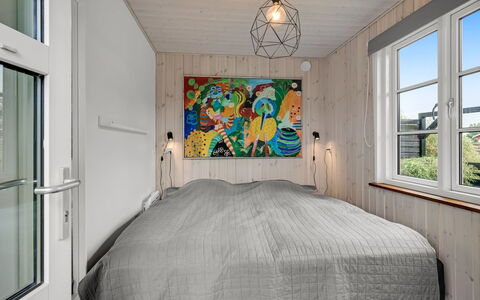 Urda - 50M from the Sea: Hout, Interieur Ontwerp, Flooring, Verdieping, Slaapkamer, Plafond, Kamer, Meubilair, Bed, Beits