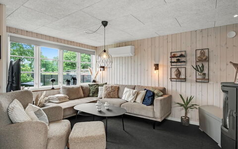 Urda - 50M from the Sea: Plafond, Interieur Ontwerp, Hout, Meubilair, Lichte Inrichting, Flooring, Verdieping, Verlichting, Huis, Woonkamer