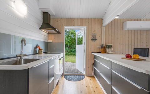 Blesse - 500M to the Fjord: Hout, Flooring, Keuken, Countertop, Verdieping, Interieur Ontwerp, Toestel Van De Keuken, Major Appliance, Cabinetry, Meubilair