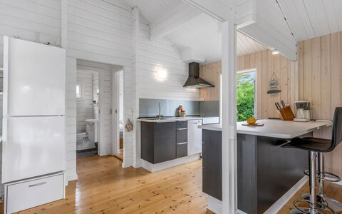 Blesse - 500M to the Fjord: Flooring, Keuken, Hout, Verdieping, Interieur Ontwerp, Countertop, Plafond, Major Appliance, Toestel Van De Keuken, Houten Vloer