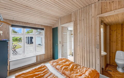 Blesse - 500M to the Fjord: Hout, Slaapkamer, Plafond, Verdieping, Flooring, Interieur Ontwerp, Bed, Kamer, Laken, Bed Frame