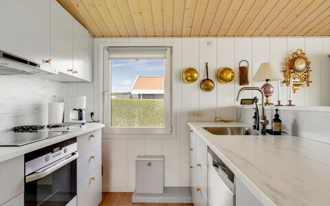Fani - 150M from the Sea: Keuken, Countertop, Hout, Flooring, Interieur Ontwerp, Toestel Van De Keuken, Cabinetry, Plafond, Verlichting, Huis