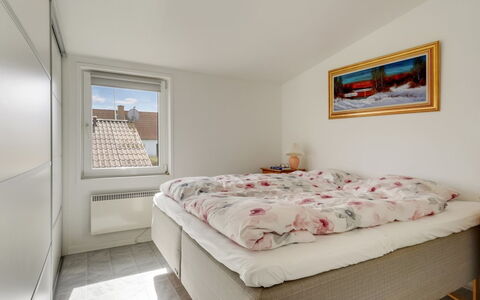 Fani - 150M from the Sea: Muur, Slaapkamer, Hout, Interieur Ontwerp, Verdieping, Bed, Flooring, Meubilair, Plafond, Bedding