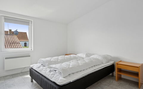 Fani - 150M from the Sea: Slaapkamer, Hout, Verdieping, Bed, Flooring, Bedding, Laken, Plafond, Interieur Ontwerp, Bed Frame