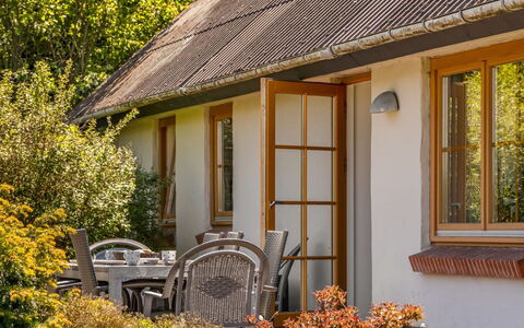 Elia - 5Km to the Fjord: Huis, Dak, Huis, Deur, Verblijf, Schaduw, Tuin, Groundcover, Veranda, Werf