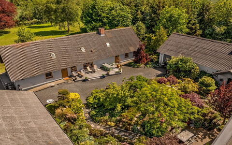 Elia - 5Km to the Fjord: Huis, Dak, Huis, Deur, Verblijf, Schaduw, Tuin, Groundcover, Veranda, Werf