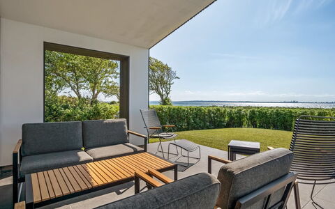 Nille - 30M from the Sea: Hout, Huis, Veranda, Dek, Hardwood, Dak, Beits, Houten Vloer, Eco Hotel