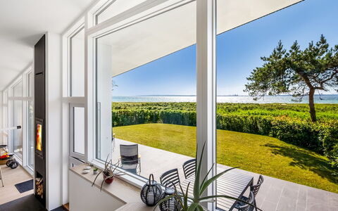 Nille - 30M from the Sea: Hout, Huis, Veranda, Dek, Hardwood, Dak, Beits, Houten Vloer, Eco Hotel