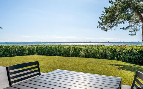 Nille - 30M from the Sea: Hout, Huis, Veranda, Dek, Hardwood, Dak, Beits, Houten Vloer, Eco Hotel