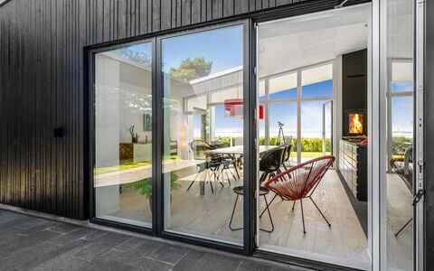 Nille - 30M from the Sea: Hout, Huis, Veranda, Dek, Hardwood, Dak, Beits, Houten Vloer, Eco Hotel