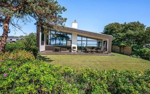 Nille - 30M from the Sea: Hout, Huis, Veranda, Dek, Hardwood, Dak, Beits, Houten Vloer, Eco Hotel