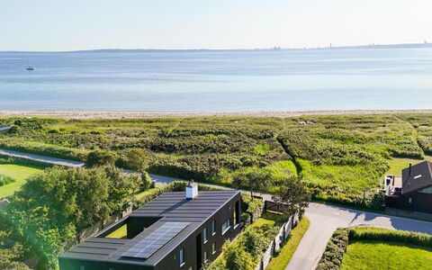 Nille - 30M from the Sea: Hout, Huis, Veranda, Dek, Hardwood, Dak, Beits, Houten Vloer, Eco Hotel