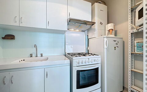 Tharon Plage 200: Toestel Van De Keuken, Keuken, Major Appliance, Cabinetry, Countertop, Fornuis, Huishoudapparatuur, Flooring, Interieur Ontwerp, Fornuis
