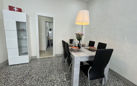 Il Cervo In Città: Flooring, Meubilair, Verdieping, Interieur Ontwerp, Huis, Kamer, Stoel, Appartement, Woonkamer