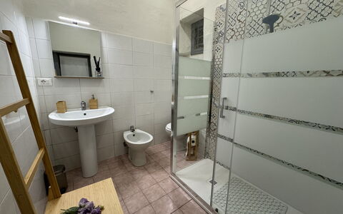 Il Cervo In Città: Badkamer, Loodgieterswerkinrichting, Flooring, Verdieping, Interieur Ontwerp, Toilet, Wastafel In De Badkamer, Loodgieter, Wastafel, Kraan