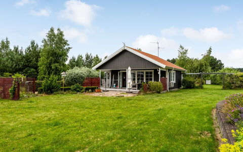 Thine - 800M from the Sea: Hout, Meubilair, Appartement, Kamer, Plafond, Beits, Stoel, Hardwood, Vernis, Timmerhout