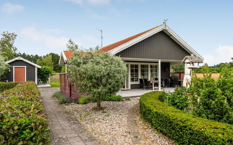 Thine - 800M from the Sea: Hout, Meubilair, Appartement, Kamer, Plafond, Beits, Stoel, Hardwood, Vernis, Timmerhout