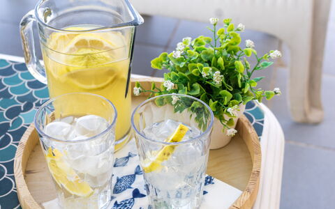 Sopraloreto Apartment: Tableware, Serveware, Fruit, Voedsel, Drinkware