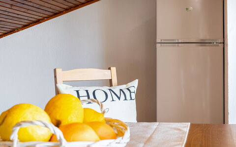 Sopraloreto Apartment: Meubilair, Interieur Ontwerp, Toestel Van De Keuken, Kamer, Major Appliance, Huishoudapparatuur, Cabinetry, Beits, Hardwood, Koelkast
