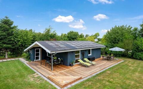 Ellie - 500M from the Sea: Verblijf, Backyard, Werf, Garden Gebouwen, Schuur, Siding, Buitenmeubels, Blokhut, Outdoor Structuur, Keet