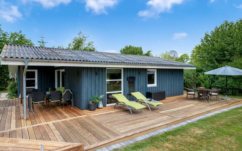 Ellie - 500M from the Sea: Verblijf, Backyard, Werf, Garden Gebouwen, Schuur, Siding, Buitenmeubels, Blokhut, Outdoor Structuur, Keet