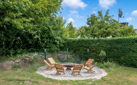 Ellie - 500M from the Sea: Verblijf, Backyard, Werf, Garden Gebouwen, Schuur, Siding, Buitenmeubels, Blokhut, Outdoor Structuur, Keet