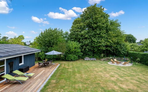 Ellie - 500M from the Sea: Verblijf, Backyard, Werf, Garden Gebouwen, Schuur, Siding, Buitenmeubels, Blokhut, Outdoor Structuur, Keet