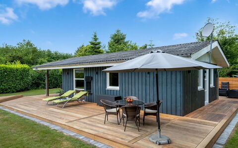 Ellie - 500M from the Sea: Verblijf, Backyard, Werf, Garden Gebouwen, Schuur, Siding, Buitenmeubels, Blokhut, Outdoor Structuur, Keet
