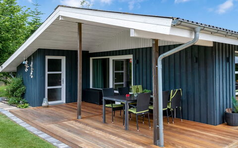 Ellie - 500M from the Sea: Verblijf, Backyard, Werf, Garden Gebouwen, Schuur, Siding, Buitenmeubels, Blokhut, Outdoor Structuur, Keet