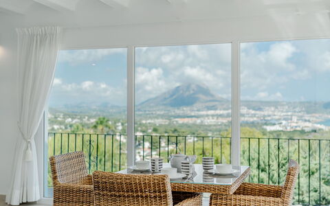 Vista Panoramica: Meubilair, Stoel, Tafel, Interieur Ontwerp, Keuken En Eettafel, Flooring, Verdieping, Eetkamer, Restaurant, Plafond