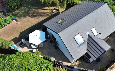 Torino Lodge: Dak, Huis, Huis, Struik, Verblijf, Zonne Energie, Schaduw, Tuin, Zonne-Energie
