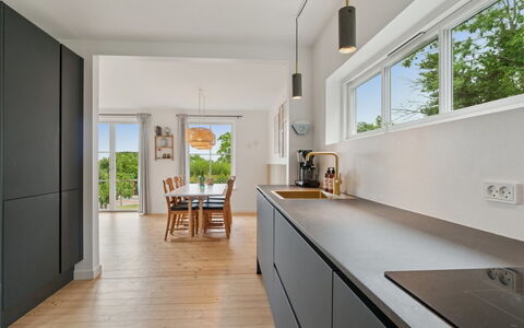 Hermine - 250M from the Sea: Flooring, Keuken, Interieur Ontwerp, Countertop, Hout, Verdieping, Cabinetry, Plafond, Meubilair, Huis