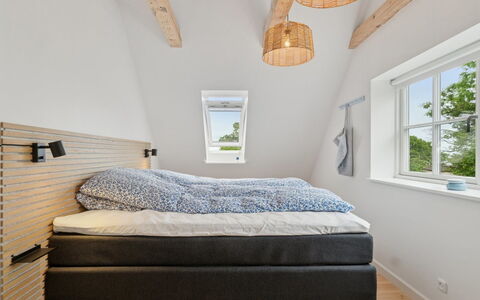 Hermine - 250M from the Sea: Slaapkamer, Hout, Bed, Bedding, Verdieping, Flooring, Interieur Ontwerp, Meubilair, Linens, Laken
