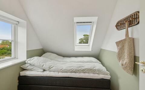 Hermine - 250M from the Sea: Slaapkamer, Verdieping, Flooring, Hout, Bed, Interieur Ontwerp, Bedding, Laken, Linens, Bed Frame