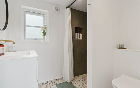 Hermine - 250M from the Sea: Flooring, Badkamer, Muur, Verdieping, Interieur Ontwerp, Loodgieterswerkinrichting, Toilet, Plafond, Wc Bril, Loodgieter