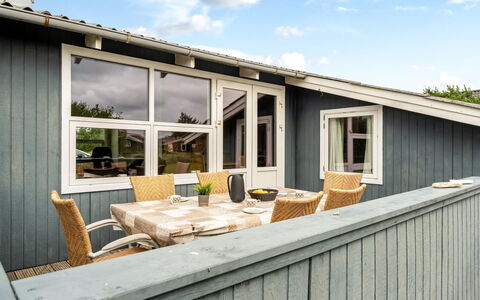 Claudine - 700M from the Sea: Huis, Dak, Huis, Verblijf, Schuur, Garden Gebouwen, Siding, Werf, Blokhut, Hut