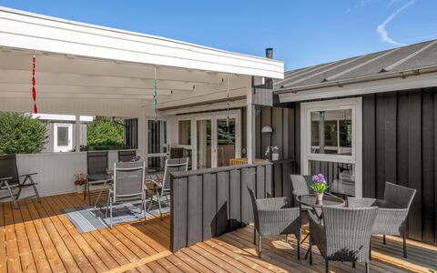 Anelise - 800M to the Fjord: Hout, Huis, Hardwood, Deur, Dek, Samengesteld Materiaal, Schaduw, Beits, Plank, Veranda