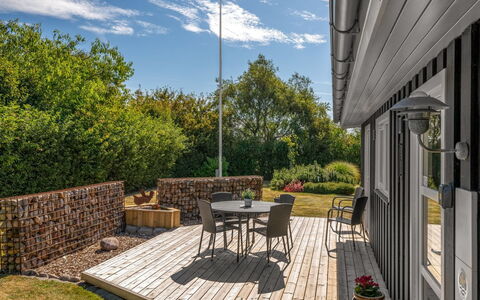 Anelise - 800M to the Fjord: Hout, Struik, Tuin, Land Lot, Huis, Dek, Veranda, Groundcover, Backyard, Hardwood