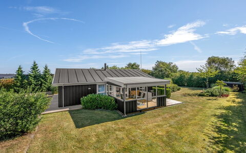 Anelise - 800M to the Fjord: Gras, Dak, Huis, Huis, Land Lot, Verblijf, Landgoed, Gazon, Schaduw, Tuin