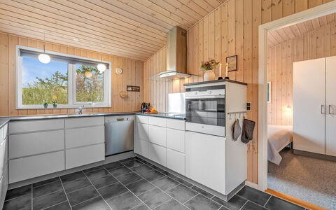 Anelise - 800M to the Fjord: Keuken, Hout, Flooring, Toestel Van De Keuken, Major Appliance, Countertop, Plafond, Interieur Ontwerp, Verdieping, Cabinetry